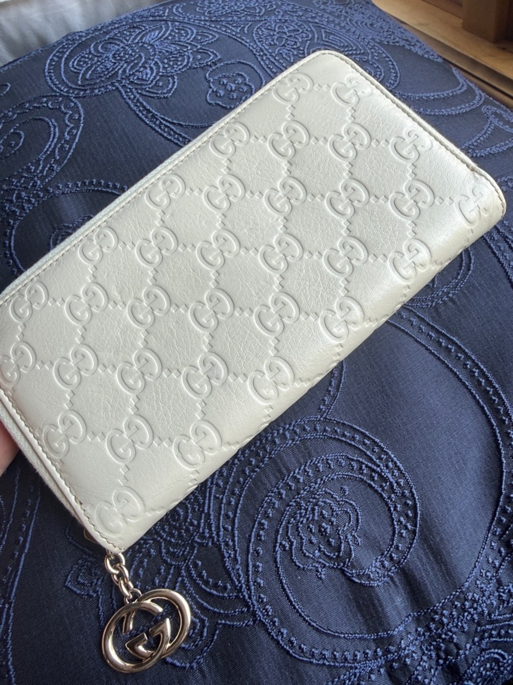 Gucci White Embossed GG Zip-Around Wallet - Picture 2 of 8